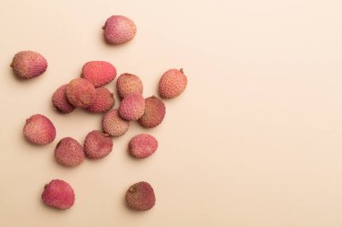 Renkli arkaplanda liçi meyvesi. Üst manzara, düz uzanma.