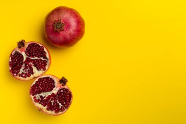 Renk arkaplanında taze sulu nar, üst görünüm.