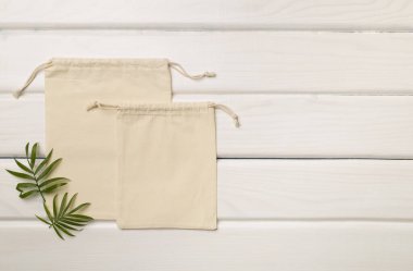 Renkli yeşil yapraklı küçük eko çuvallar. Üst görünüm.