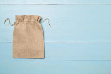 Tahta zemin üzerinde çuval bezi, üst görünüm.