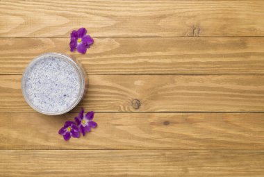 Ahşap arka planda konteynırda doğal fırça, üst görünüm.