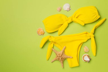 Renkli arka planda güzel sarı bikini, üst manzara.