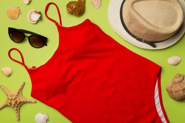 Renkli arka planda güzel kırmızı bikini ve aksesuarlar, üst görünüm.