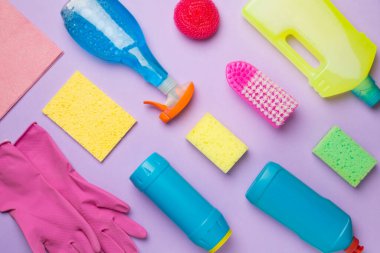 Renk arkaplanı ve üst görünümde birçok farklı ev temizleme ürünleri.