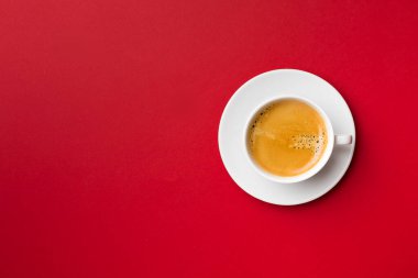 Renkli arka planda bir fincan lezzetli kahve, üst manzara..