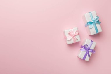 Renk arkaplanında renkli hediye kutuları, üst görünüm.