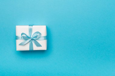 Renk arkaplan üzerinde beyaz hediye kutusu, üst görünüm.