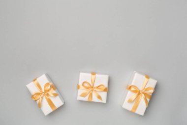 Renk arkaplan üzerinde beyaz hediye kutuları, üst görünüm.