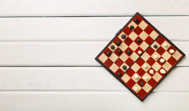 Ahşap arka planda satranç, üst görünüm.