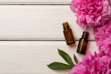 Şakayık çiçeği esasları ahşap arka planda yağlar, üst manzara.