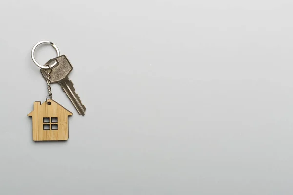 Schlüssel Mit Hausförmigem Schlüsselanhänger Auf Farbigem Hintergrund — Stockfoto