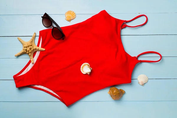 Bellissimo Bikini Rosso Sfondo Legno Colori Vista Dall Alto — Foto Stock