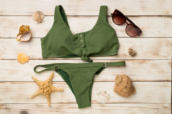 Bellissimo Bikini Verde Sfondo Legno Colori Vista Dall Alto — Foto Stock