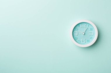 Renk arkaplanı üzerinde mavi saat, üst görünüm.