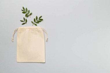 Renkli yeşil yapraklı küçük bir çevre çuvalı. Üst görünüm.