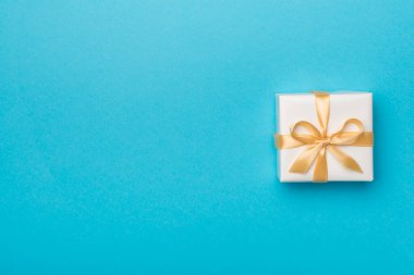 Renk arkaplan üzerinde beyaz hediye kutusu, üst görünüm.