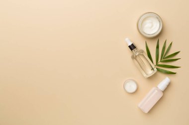 Renkli arka planda doğal yüz kozmetik ürünleri, üst görünüm.