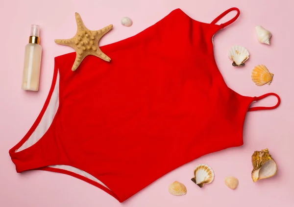 Bellissimo Bikini Rosso Accessori Sfondo Colori Vista Dall Alto — Foto Stock