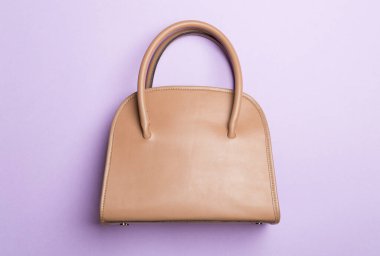 Renkli arka planda şık bir kadın çantası. Üst görünüm.