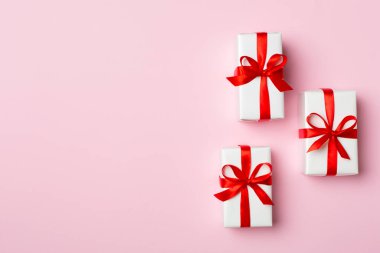 Üst görünüm o. f renk arkaplan hediye kutuları.