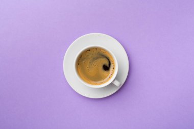 Renkli arka planda bir fincan lezzetli kahve, üst manzara..
