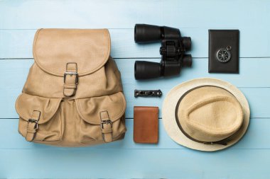 Dağ gezisi için seyahat aksesuarları ahşap arka planda, üst manzara.