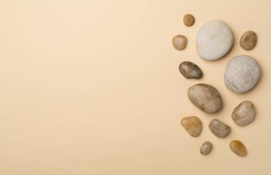 Renk arkaplan üzerinde deniz taşları kümesi, üst görünüm.