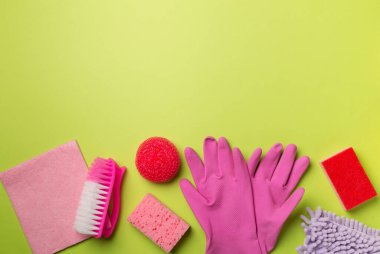 Renk arkaplanı ve üst görünümde birçok farklı ev temizleme ürünleri.