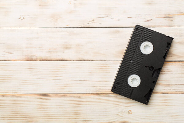 Старая аналоговая кассета VHS на деревянном фоне, вид сверху.
