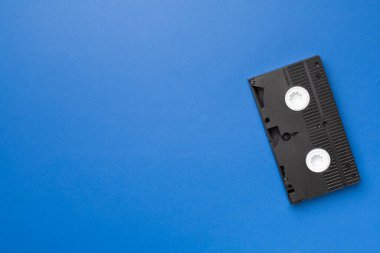 Eski analog bant VHS kaset renk arkaplanı, üst görünüm.