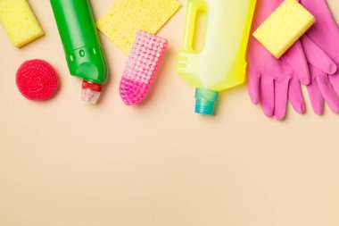 Renk arkaplanı ve üst görünümde birçok farklı ev temizleme ürünleri.