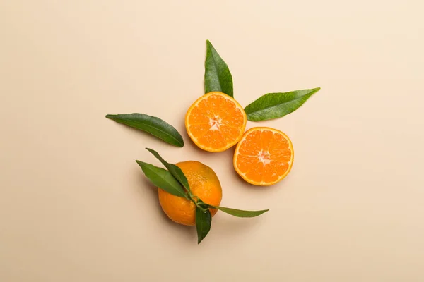 Acostado Plano Con Mandarinas Frescas Sobre Fondo Color Vista Superior — Foto de Stock