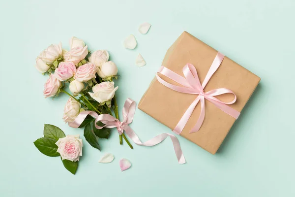 Gift Box Rose Flowers Color Background Top View — Fotografia de Stock