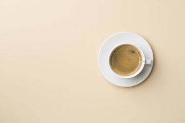 Renkli arka planda bir fincan lezzetli kahve, üst manzara..