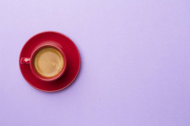 Renkli arka planda bir fincan lezzetli kahve, üst manzara..