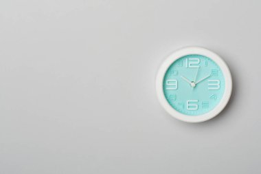 Renk arkaplanı üzerinde mavi saat, üst görünüm.