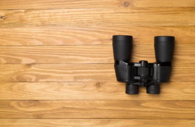 Ahşap arka planda siyah dürbünler. Üst görünüm.