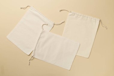 Renkli arka planda küçük ekolojik torbalar. Üst görünüm.