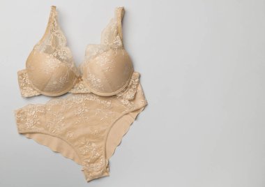 Kadın iç çamaşırlarıyla yatıyordu. Renkli arka plan, üst manzara..