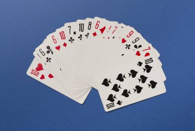 Renk arkaplanında kart oynanıyor. Kumar konsepti. Üst görünüm.