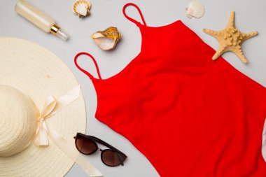 Renkli arka planda güzel kırmızı bikini ve aksesuarlar, üst görünüm.