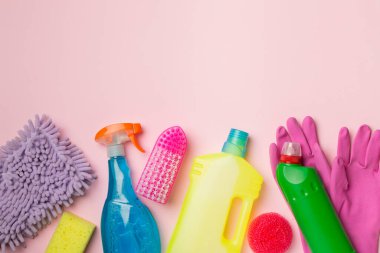 Renk arkaplanı ve üst görünümde birçok farklı ev temizleme ürünleri.