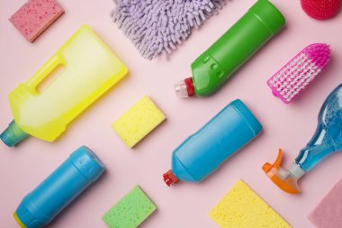 Renk arkaplanı ve üst görünümde birçok farklı ev temizleme ürünleri.