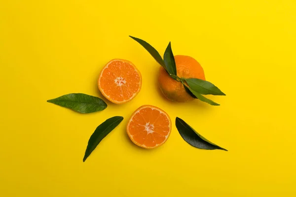 Puesta Plana Con Mandarinas Frescas Sobre Fondo Color — Foto de Stock