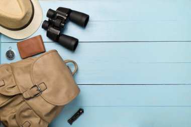 Dağ gezisi için seyahat aksesuarları ahşap arka planda, üst manzara.