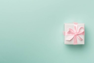 Renk arkaplan üzerinde beyaz hediye kutusu, üst görünüm.