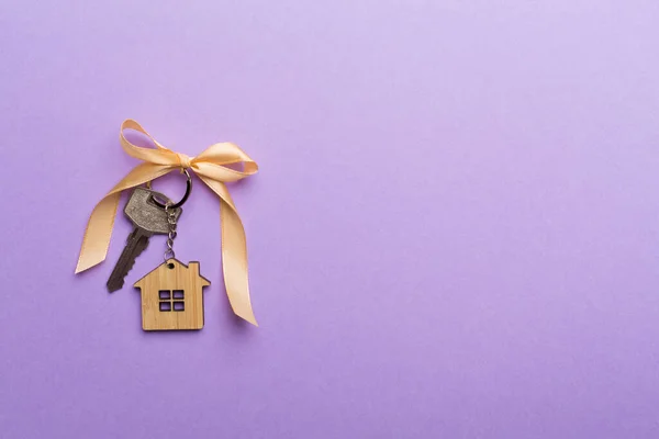 House Key Golden Bow Color Background — Foto de Stock