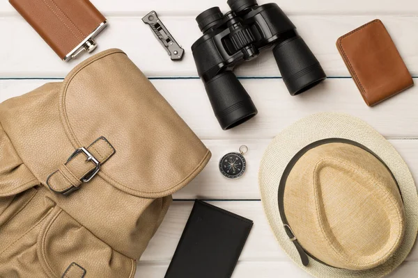 Dağ gezisi için seyahat aksesuarları ahşap arka planda, üst manzara.