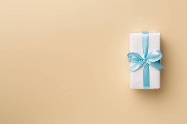 Renk arkaplan üzerinde beyaz hediye kutusu, üst görünüm.