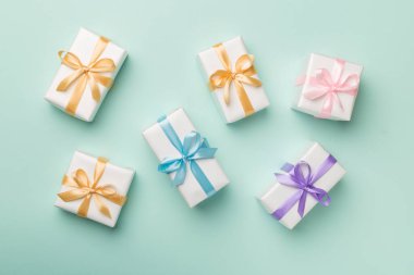 Renk arkaplanında renkli hediye kutuları, üst görünüm.